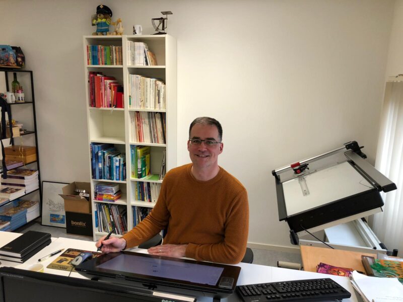 Striptekenaar Arie van Vliet in zijn studio